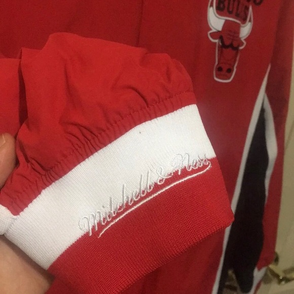 Chicago Bulls Mitchell and Ness Jacket - Picture 5 of 8
